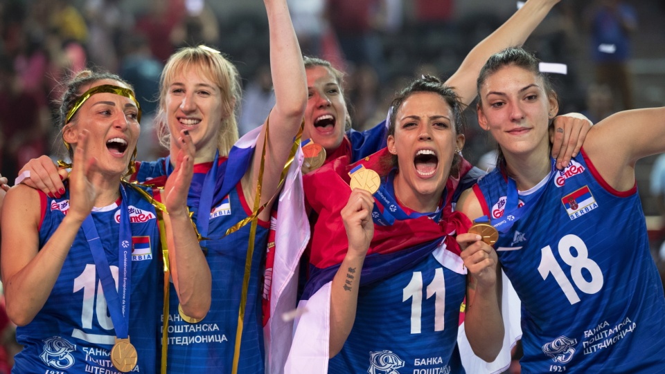 Siatkarki reprezentacji Serbii cieszą się z obronienia mistrzostwa Europy. Fot. PAP/EPA/TOLGA BOZOGLU