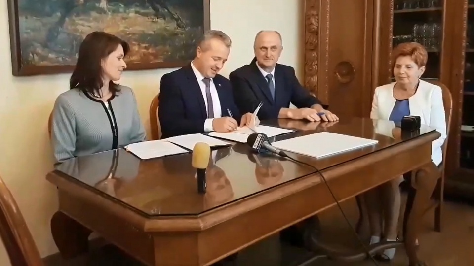 Wójt Gąsawy i wojewoda kujawsko-pomorski podpisali umowę na dofinansowanie modernizacji stacji uzdatniania wody. Fot. Zrzut ekranu