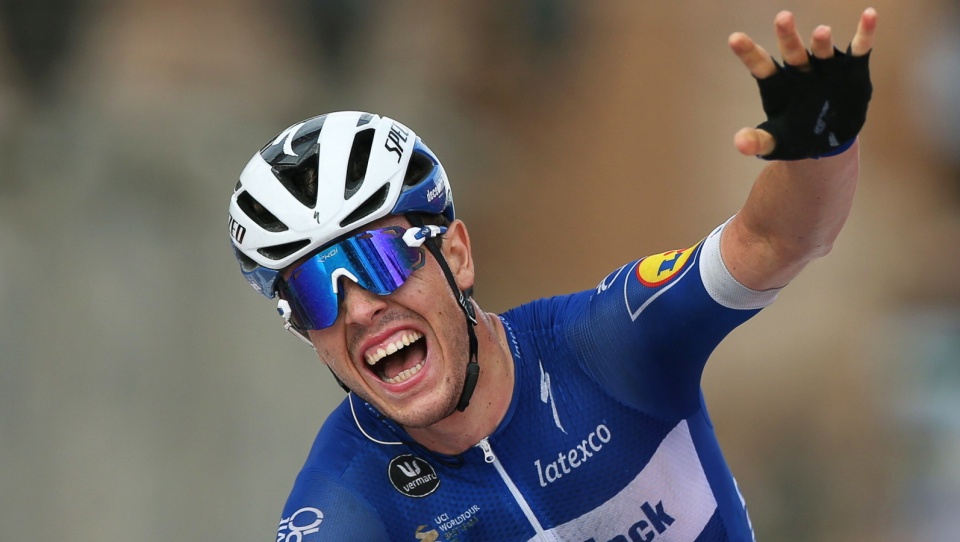 Na zdjęciu Remi Cavagna cieszy się z triumfu na 19. etapie Vuelta a Espana 2019. Fot. PAP/EPA/JAVIER LIZON