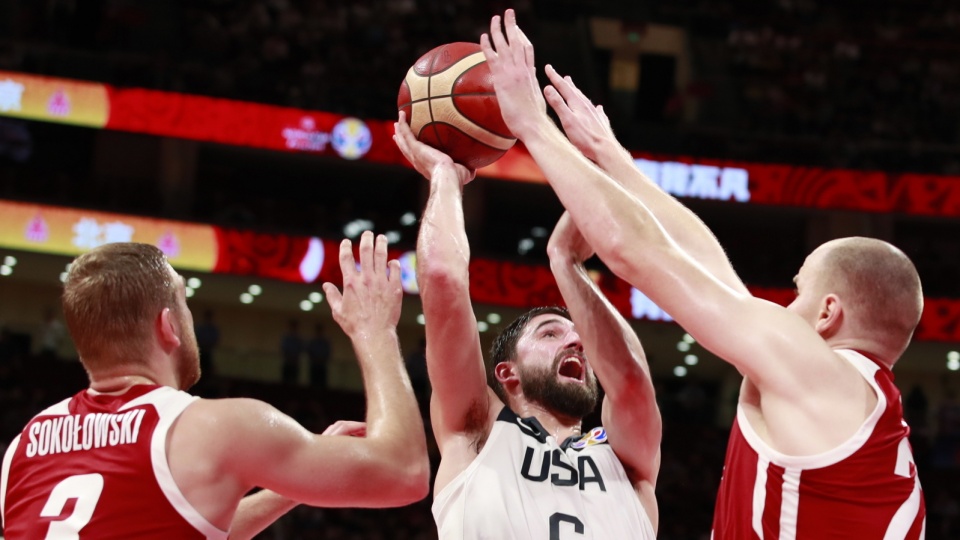 Reprezentacja Polski koszykarzy po raz drugi uległa drużynie USA w historii występów w mistrzostwach świata. Fot. PAP/EPA