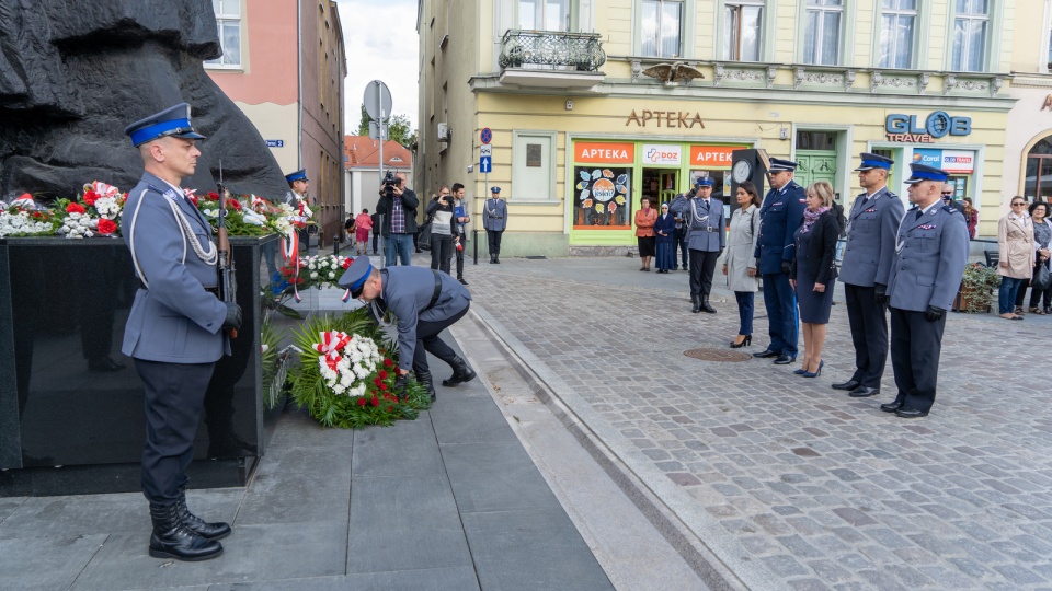 Po uroczystej mszy św. delegacje złożyły kwiaty pod pomnikiem Walki i Męczeństwa. Fot. Nadesłane