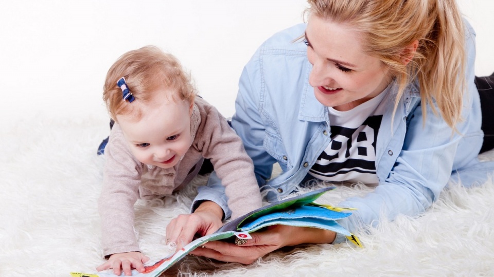 Minimum 20 minut dziennie spędzonych na lekturze i rozmowie stymuluje rozwój mózgu oraz wpływa na wzmocnienie więzi rodzic-dziecko/fot. Pixabay