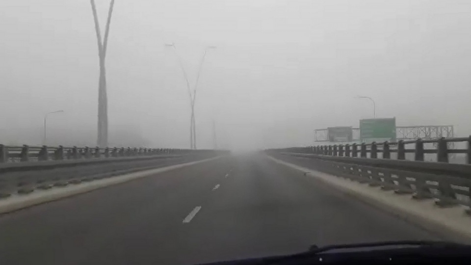 Od rana panowały na drogach bardzo trudne warunki, jazdę utrudniała gęsta mgła. Fot. Kamila Zroślak