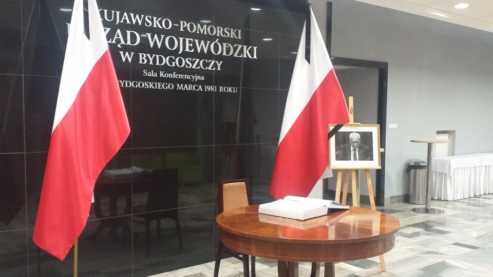 Księga kondolencyjna w Urzędzie Wojewódzkim/fot. Jolanta Fischer