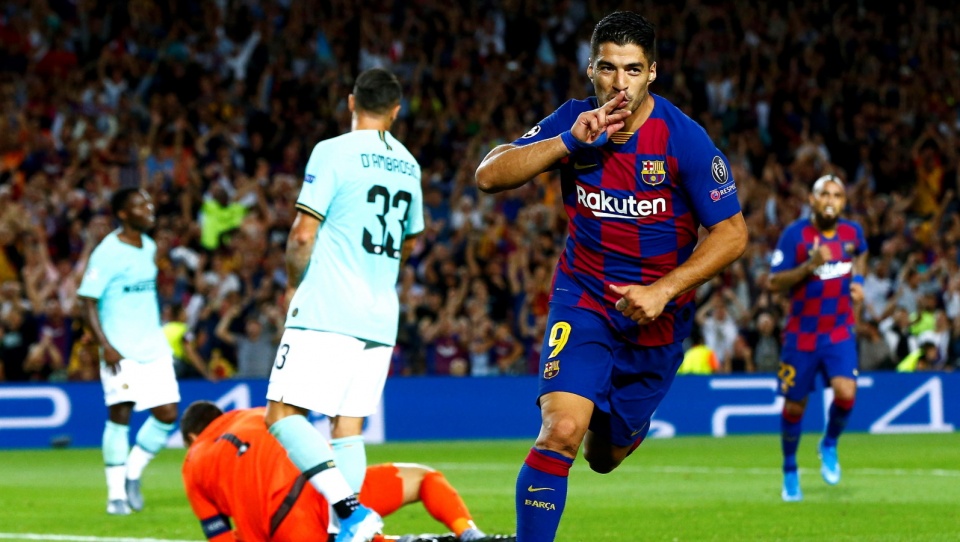 Luis Suarez (na zdjęciu) cieszy się ze zdobycia bramki na 2:1 dla Barcelony w meczu z Interem Mediolan w 2. kolejce piłkarskiej Ligi Mistrzów 2019/2020. Fot. PAP/EPA/Enric Fontcuberta