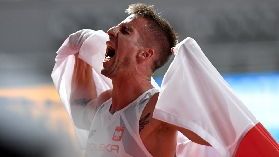 Na zdjęciu Marcin Lewandowski, który cieszy się z brązowego medalu lekkoatletycznych MŚ 2019 w Dosze na 1500 metrów. Polak ustanowił też nowy rekord Polski na tym dystansie. Fot. PAP/Adam Warżawa