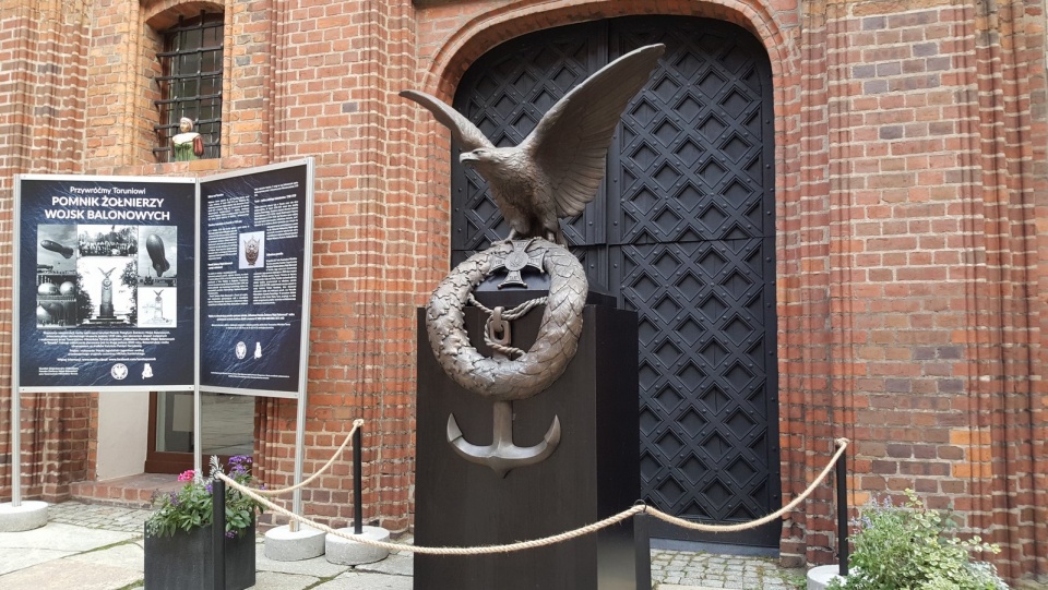 Na dziedzińcu Ratusza Staromiejskiego stanęła rzeźba orła, który zwieńczy monument. Fot. Katarzyna Prętkowska