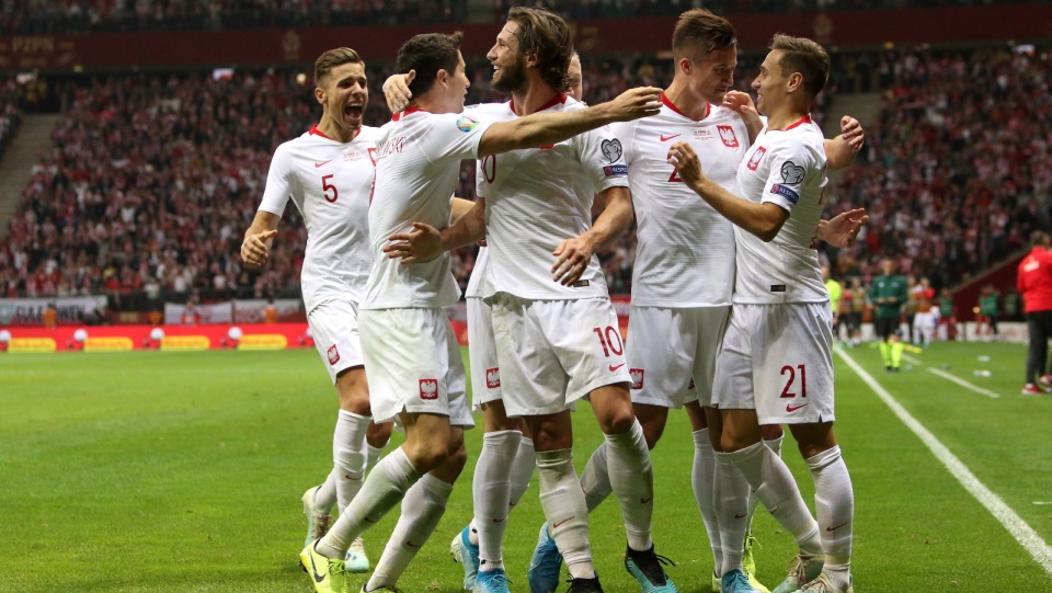 Polscy piłkarze cieszą się z bramki w meczu z Macedonią Północną. Biało-Czerwoni wygrali 2:0 i awansowali na mistrzostwa Europy 2020. Fot. PAP/Leszek Szymański
