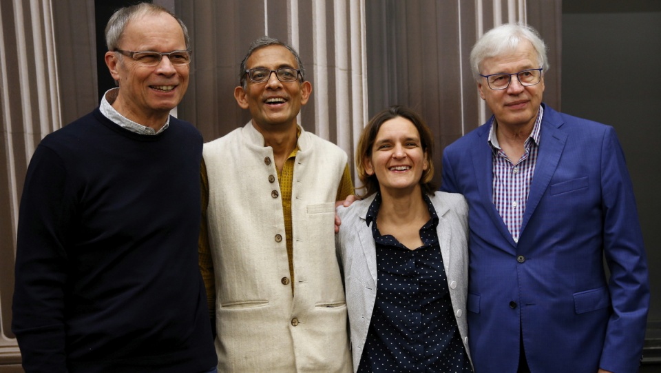 Abhijit Banerjee (drugi od lewej strony) i jego żona Esther Duflo wraz z prof. Jean Tirole (z lewej strony - Nobel z ekonomii w 2014 roku) i prof. Bengt Robert Holmstrom (z prawej strony - Nobel z ekonomii w 2016)./ fot. PAP/EPA/CJ GUNTHER