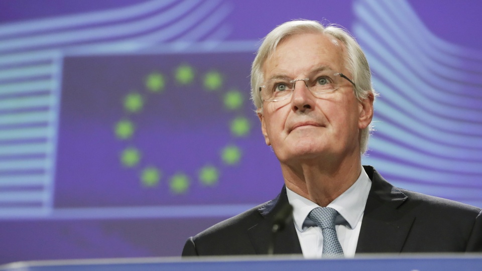 Główny unijny negocjator ds. brexitu, Francuz Michel Barnier, podczas konferencji prasowej. Fot. PAP/EPA/OLIVIER HOSLET