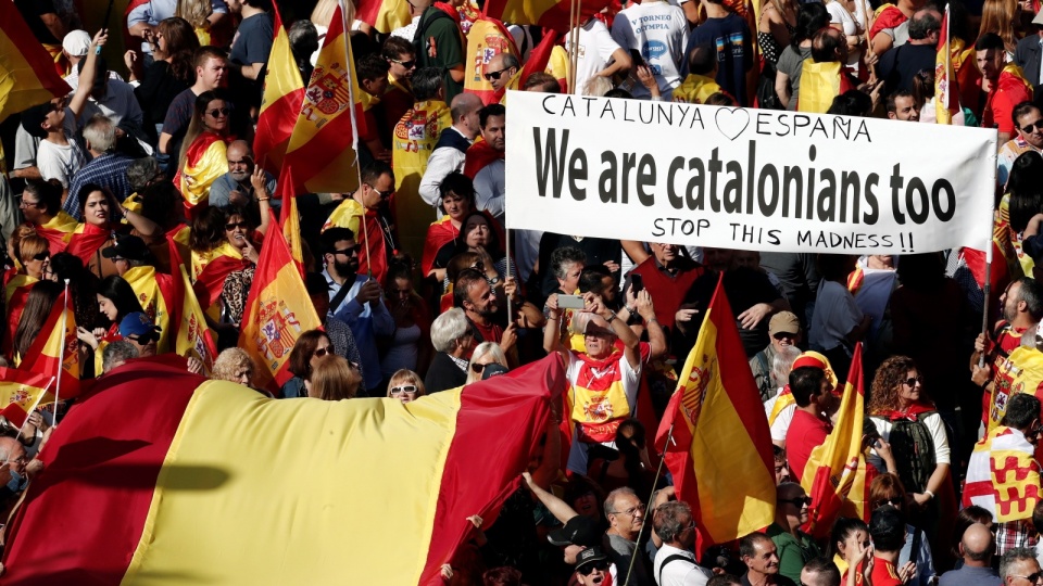 Kilkadziesiąt tysięcy osób wzięło w niedzielę udział w centrum Barcelony, stolicy Katalonii, w pokojowej manifestacji na rzecz jedności Hiszpanii. Fot. PAP/EPA