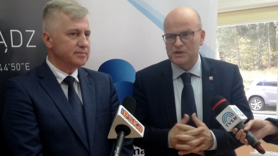 Prezydent Grudziądza (z prawej) przedstawia nowego dyrektora grudziądzkiego szpitala. Fot. Marcin Doliński