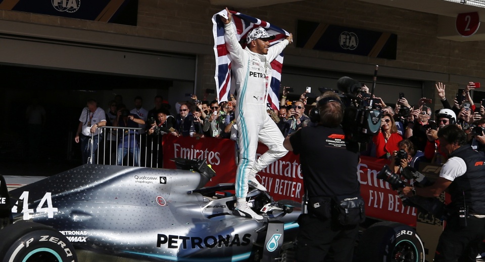 Na zdjęciu Lewis Hamilton, drugi kierowca Grand Prix USA, który tym samym mógł świętować szósty, indywidualny tytuł mistrzowski w Formule 1. Fot. PAP/EPA/LARRY W. SMITH