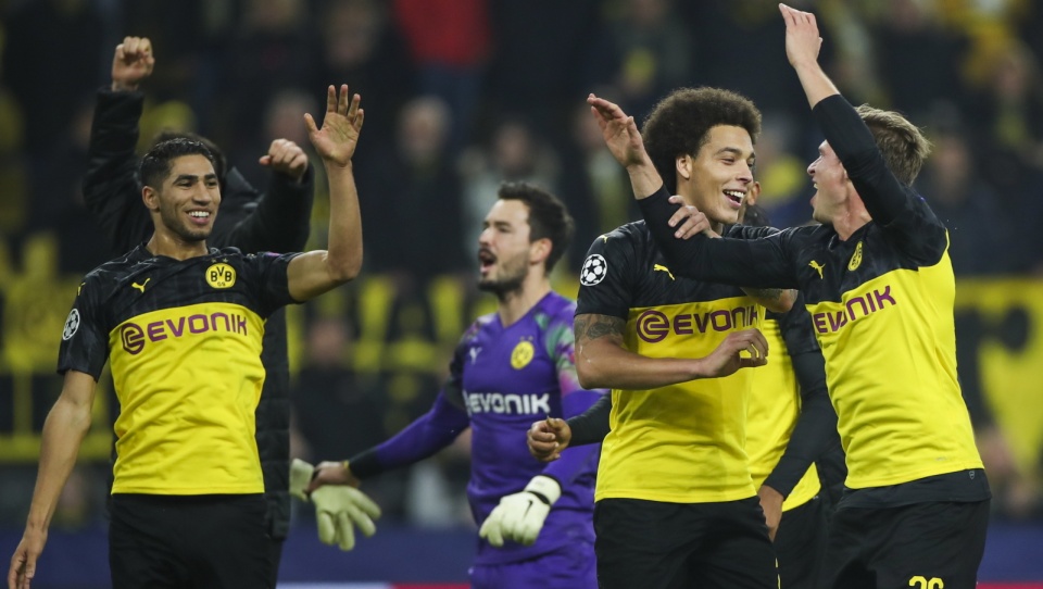 Piłkarze Borussii Dortmund cieszą się ze zwycięstwa z Interem Mediolan (3:2) w 4. kolejce piłkarskiej Ligi Mistrzów 2019/2020. Fot. PAP/EPA/FRIEDEMANN VOGEL