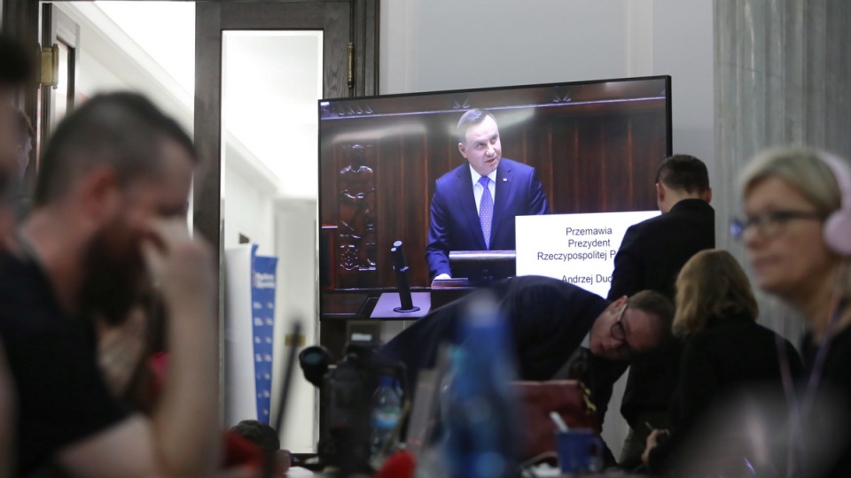 Dziennikarze śledzący pierwsze posiedzenie Sejmu na korytarzu sejmowym/fot. Leszek Szymański, PAP