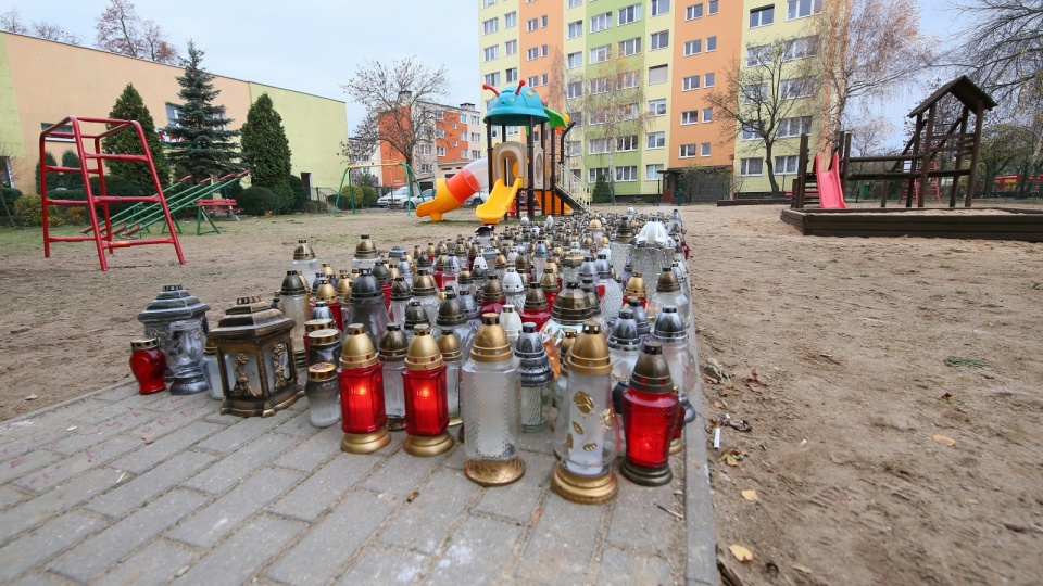 Znicze na placu zabaw, gdzie 14 listopada zginął 21-letni Adam. Fot. PAP/Tomasz Wojtasik
