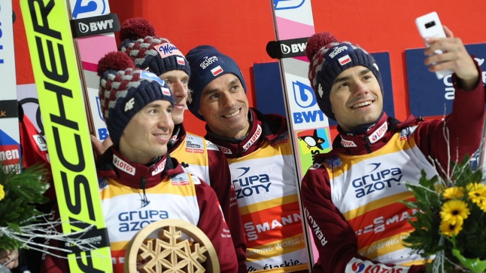 Na zdjęciu od lewej: Kamil Stoch, Dawid Kubacki, Piotr Żyła i Jakub Wolny na trzecim stopniu podium po drużynowym konkursie PŚ 2019/2020 w Wiśle. Fot. PAP/Grzegorz Momot