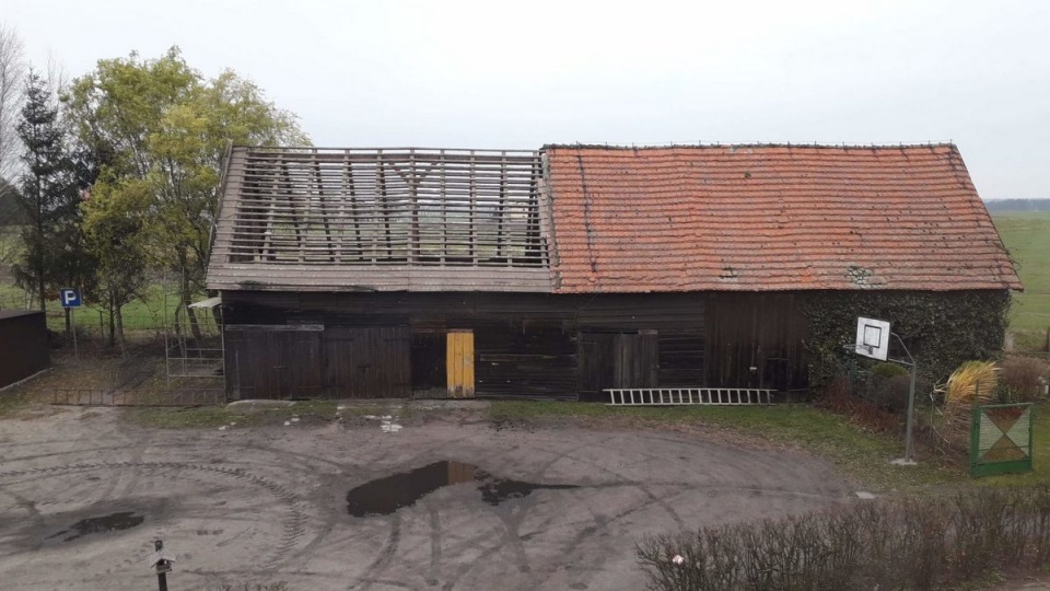 Rodzice i mieszkańcy sami zburzyli starą stodołę/fot. Marcin Doliński