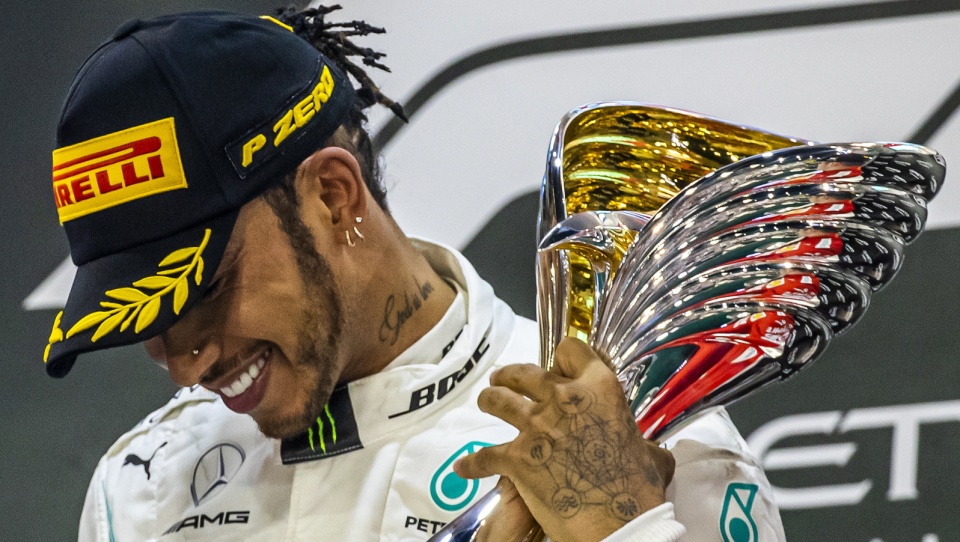 Na zdjęciu Lewis Hamilton, który świętuje swój szósty w karierze tytuł indywidualnego mistrza świata Formuły 1. Fot. PAP/EPA/SRDJAN SUKI