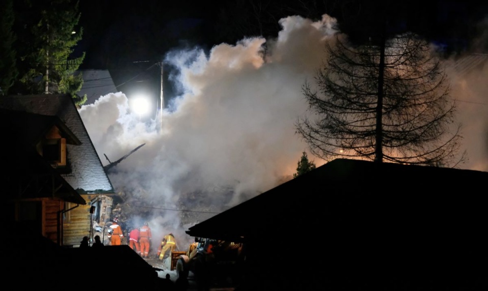 Akcja ratunkowa w miejscu wybuchu gazu w Szczyrku/fot. Hanna Bardo, PAP