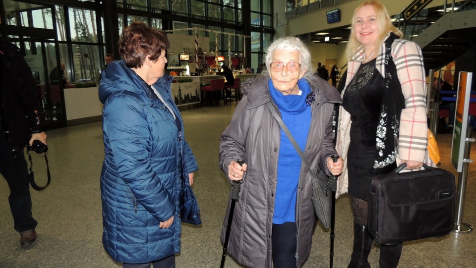 Dla pani Aurelii z Torunia, wiek - 102 lata - nie stanowi przeszkody przed podróżowaniem. Właśnie poleciała do warszawy./fot. Tatiana Adonis