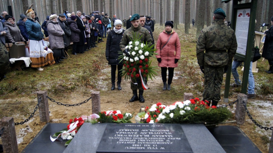 Uczczono pamięć trzech robotników leśnych, których 13 grudnia 1944 r zabił niemiecki patrol policji. Fot. Henryk Żyłkowski