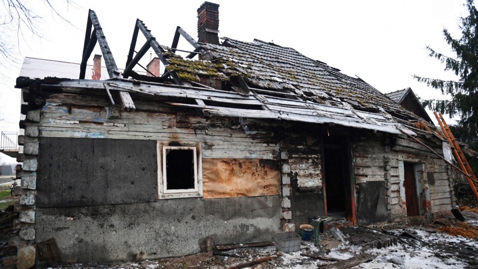 Zgliszcza domu w Wysokiej koło Łańcuta. W jego pożarze 26 grudnia zginął 75-letni mężczyzna/fot. Darek Delmanowicz, PAP
