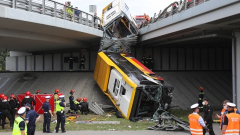 W wyniku wypadku autobusu komunikacji miejskiej na moście Grota-Roweckiego w Warszawie 20 osób jest rannych, 1 osoba zginęła. Fot. PAP/Paweł Supernak