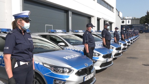 24 nowe samochody osobowe zostały przekazane kujawsko-pomorskim policjantom. Trafiły one do 19 komend miejskich i powiatowych w regionie. Fot. JW