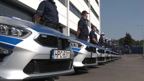 24 nowe samochody osobowe zostały przekazane kujawsko-pomorskim policjantom. Trafiły one do 19 komend miejskich i powiatowych w regionie. Fot. JW