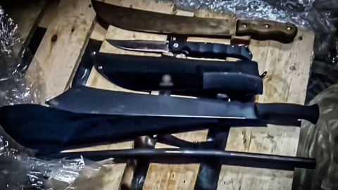 17 kilogramów narkotyków, a także broń maszynową, maczety i inne niebezpieczne narzędzia przechwycili funkcjonariusze Centralnego Biura Śledczego/fot. materiały policji