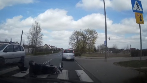 Było o krok od tragedii: wypadek motocyklowy w Paterku [wideo]