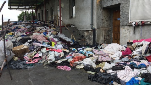 Kilkaset ton starych szmat i śmieci szybko z Wojnowa nie zniknie [galeria]