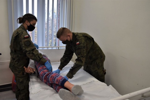 Żołnierze szkoleni przez pielęgniarki. Będą pomagać w zakładach leczniczych i DPS-ach