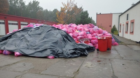 Góra odpadów medycznych na terenie grudziądzkiego szpitala