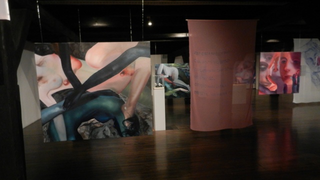 Obrazy i instalacje z popiołu. Dwie refleksyjne wystawy w Wozowni