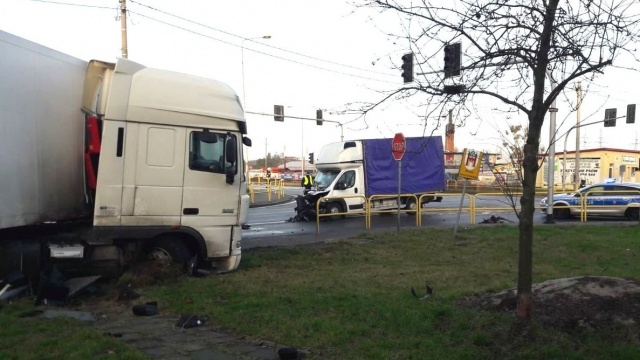 Zderzyły się dwie ciężarówki. Policja: Ciemno, ślisko, a kierowca nieostrożny [zdjęcia]