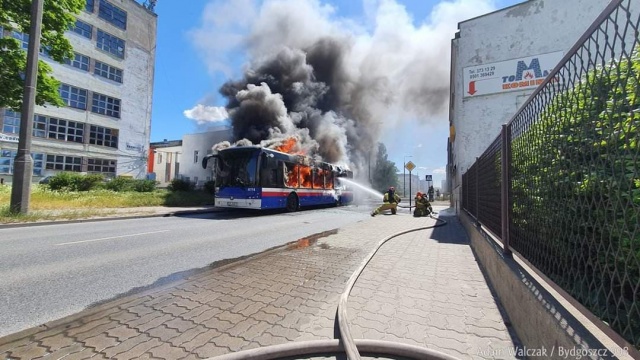 Pożar autobusu na Pięknej w Bydgoszczy. Ulica była zablokowana