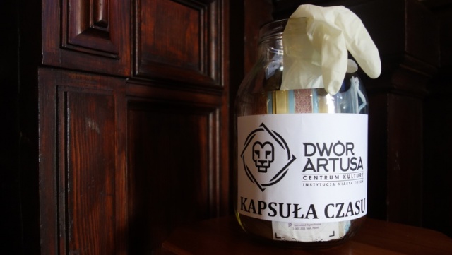 W Toruniu chcą schować pamiątki związane z koronawirusem do kapsuły i zakopać na 30 lat