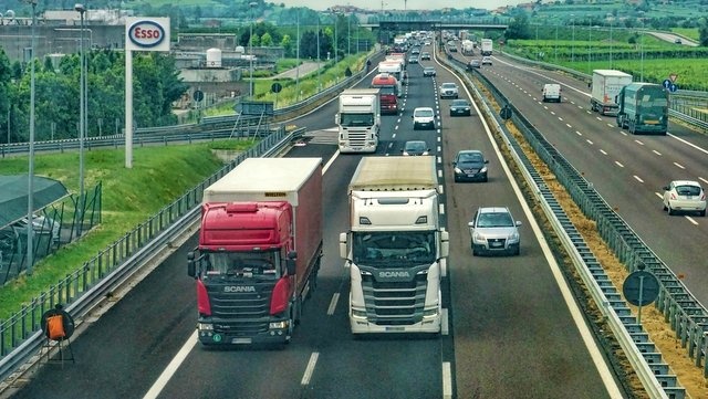 Złe wieści dla kołowej branży transportowej: UE zaostrza przepisy dla przewoźników