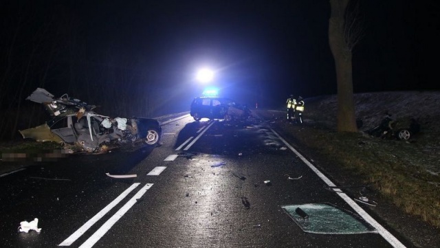 Tragedia na 10, BMW rozpadło się na dwie części. Zginęła 16-letnia pasażerka
