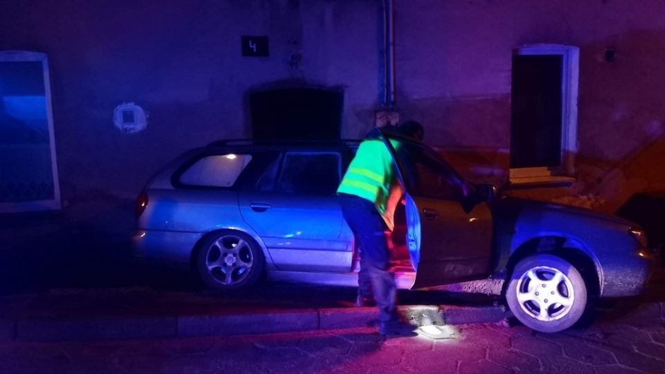 Pijany kierowca staranował budynek w centrum Kcyni/fot. materiały policji