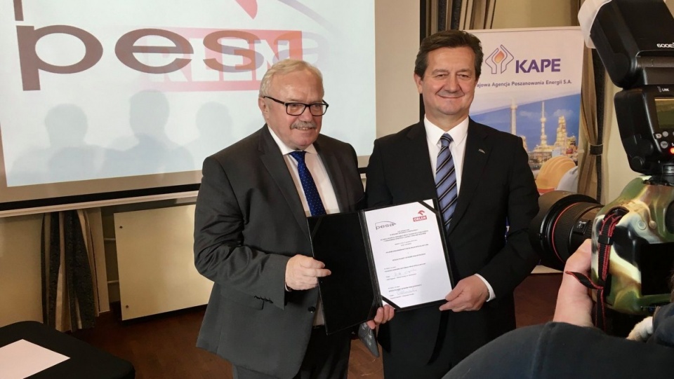 Krzysztof Zdziarski (z prawej strony) został powołany na prezesa Pesy. Na zdjęciu podjęcie współpracy PKN ORLEN i Pesy Bydgoszcz na rzecz rozwoju zeroemisyjnego transportu towarowego./fot. Pesa/Facebook