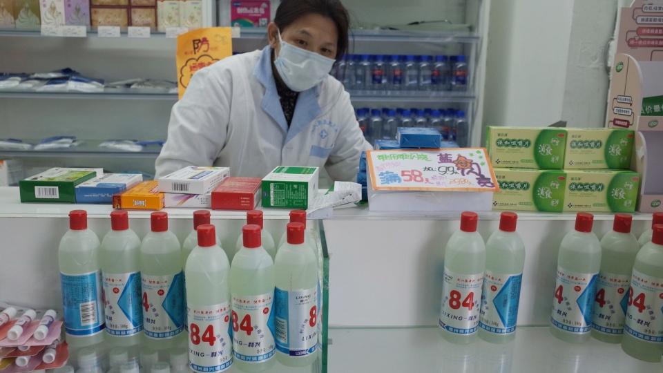 Preparaty do dezynfekcji w chińskiej aptece. Fot. PAP/EPA