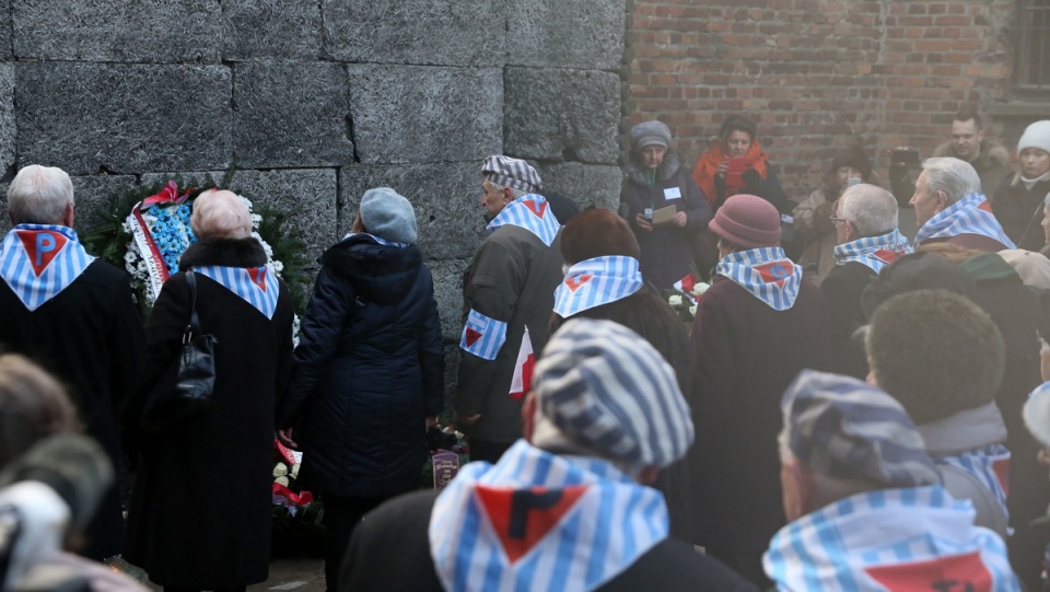 Byli więźniowie obozu składają wieniec przed Ścianą Śmierci na terenie dawnego niemieckiego nazistowskiego obozu koncentracyjnego i zagłady Auschwitz-Birkenau/fot. Andrzej Grygiel, PAP