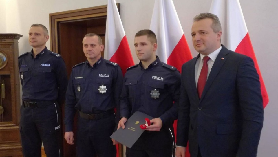 Sierżant Juliusz Lewandowski (drugi z prawej) został uhonorowany przez wojewodę/fot. Monika Siwak