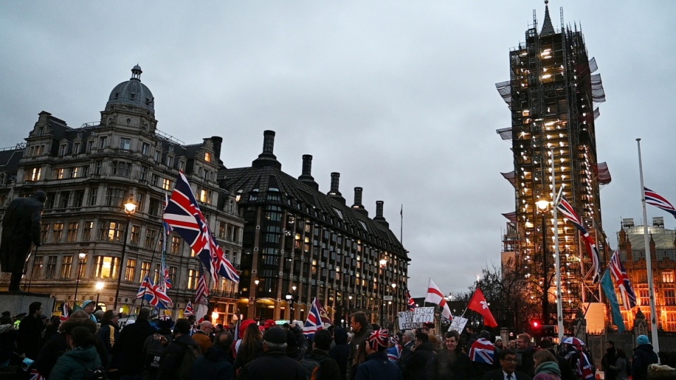 Zwolennicy brexitu Wielkiej Brytanii świętują pod brytyjskim parlamentem./fot. PAP/EPA