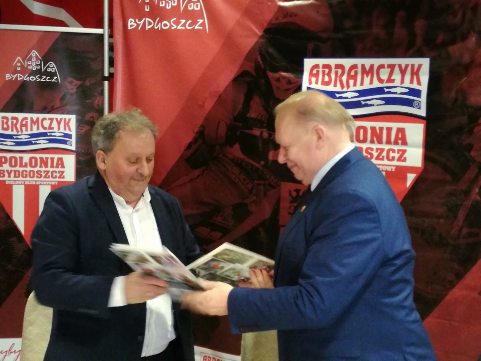 Umowę o współpracy podpisali nowy sponsor Ryszard Abramczyk (z lewej) i właściciel żużlowej Polonii Jerzy Kanclerz. Fot. Bartosz Kustra