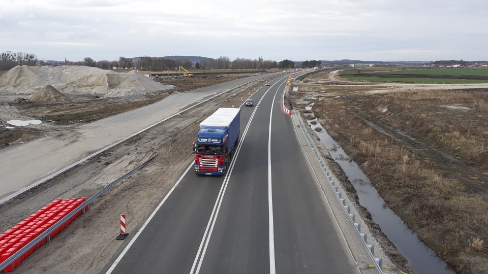 Dziś przełożono ruch z drogi krajowej nr 5 na jedną jezdnię budowanej drogi S5 między węzłami Żnin Północ a Szubin Północ. Fot. GDDKiA