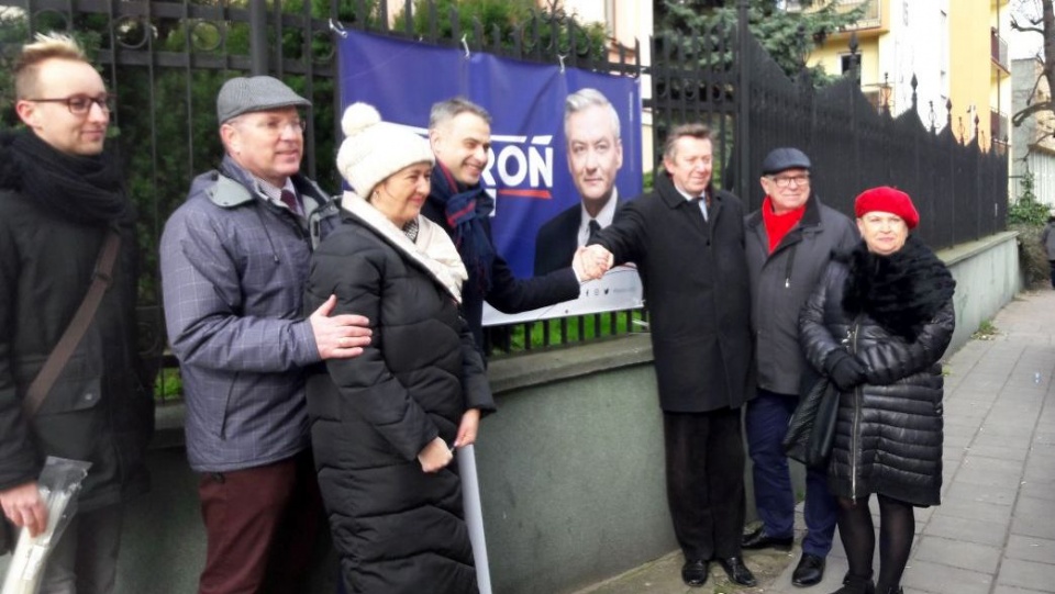 Zwolennicy Roberta Biedronia przy jego pierwszym w mieście wyborczym banerze./fot. Elżbieta Rupniewska